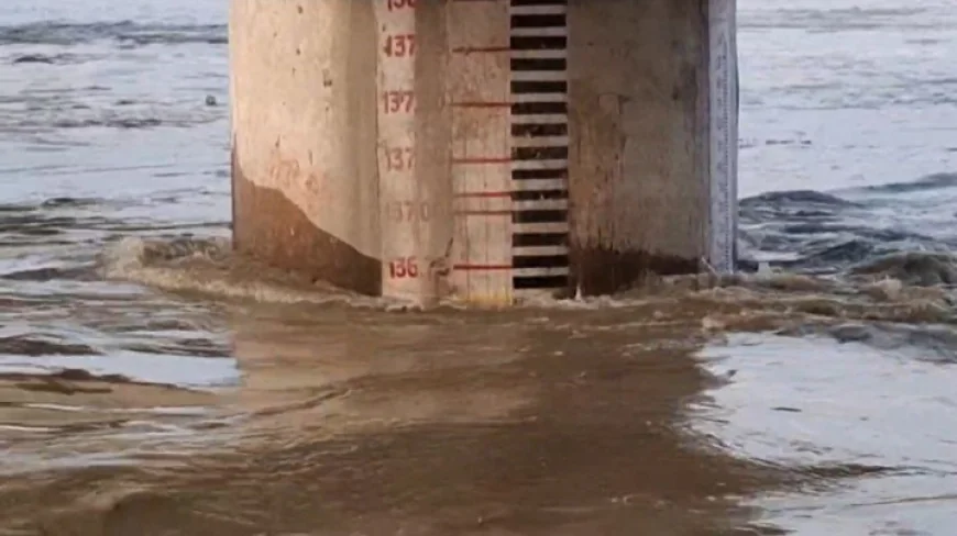 फर्रुखाबाद में गंगा का जलस्तर चेतावनी बिंदु पर, प्रशासन अलर्ट पर