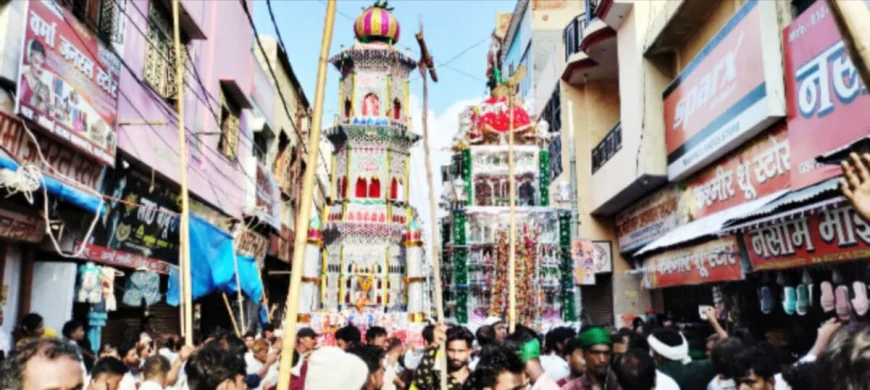 जगह जगह इमाम चौक पर इमामे हुसैन की याद मे रखे गए ताजिये,मन्नत पूरी होने पर अकीदतमंदो ने चढाई मेंहदी