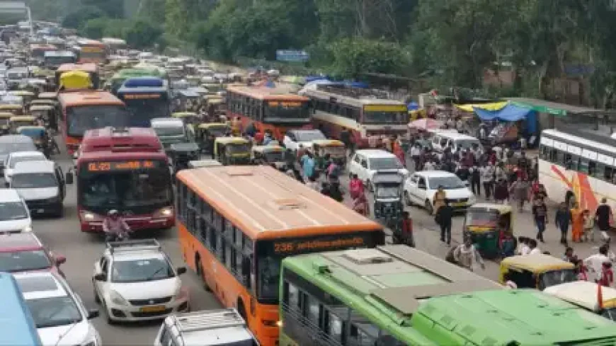 दिल्ली-NCR में पुराने वाहनों पर सख्ती: तय तारीख के बाद नहीं मिलेगा पेट्रोल-डीजल