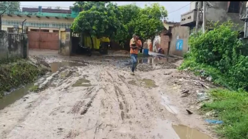 जलभराव बना ग्रामीणों के लिए  परेशानी, महिलाएं और स्कूली बच्चे हो रहे प्रभावित