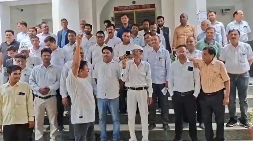 कचहरी में अधिवक्ताओं का प्रदर्शन, डीएम के खिलाफ नारेबाज़ी