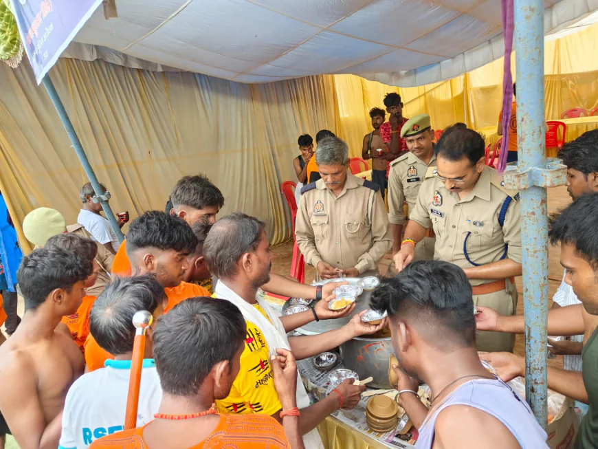 कांवड़ यात्रा की व्यवस्थाओं का अपर पुलिस अधीक्षक ने लिया जायजा, किया प्रसाद वितरण