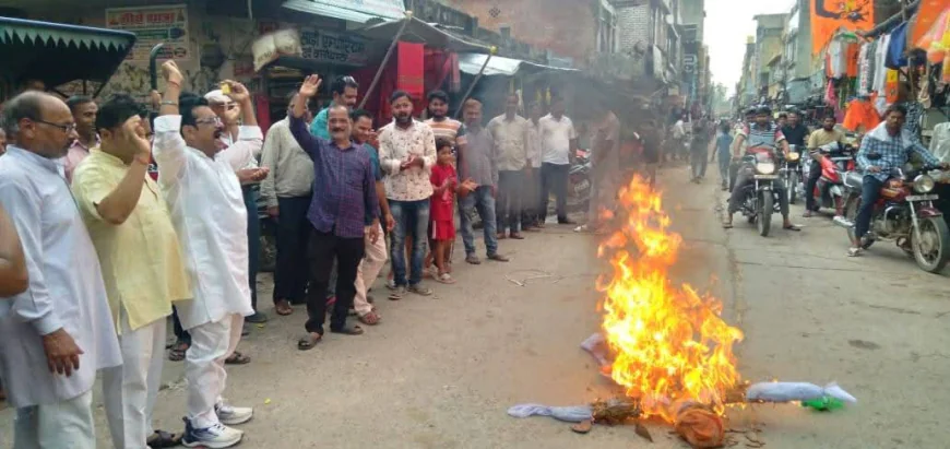 ऊर्जा मंत्री की कथित टिप्पणी पर वैश्य समाज का फूटा गुस्सा, पुतला दहन कर जताया विरोध