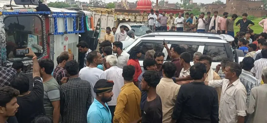 अनियंत्रित ट्रक ने कार को रौंदा, 8 घायल, 6 सैफई रेफर