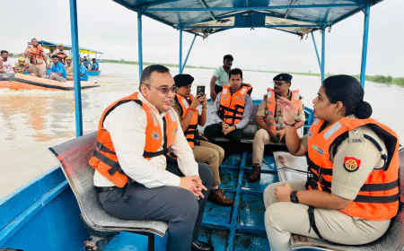 Kasganj news जिलाधिकारी एवं पुलिस अधीक्षक ने स्टीमर में बैठ कर व्यवस्थाओं को परखा।