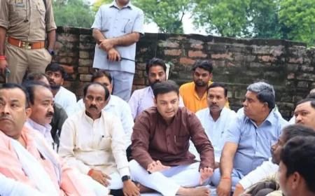 ग्राम चंद्रभानपुर पहुंचे बेसिक शिक्षा मंत्री, मृतक सत्यवीर के परिजनों से मुलाकात कर दिलाया न्याय का भरोसा