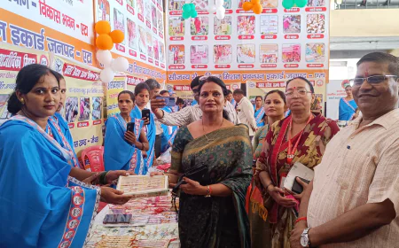 विकास भवन में लगी स्वयं सहायता समूह की महिलाओं की प्रदर्शनी, मुख्य विकास अधिकारी ने की खरीदारी की अपील