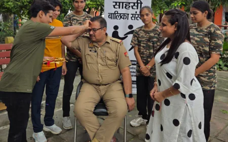 साहसी बालिकाओं ने पुलिस कर्मियों की कलाई मे बाँधी राखियां