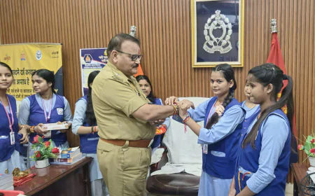 रक्षाबंधन पर छात्राओं ने पुलिस अधिकारियों को बांधी राखी, मिली शुभकामनाएं और उपहार