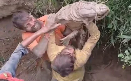 Etah News : बोरवेल में बकरी नहीं, निकला मगरमच्छ! ग्रामीणों ने दिखाई बहादुरी, बाइक पर बैठा कर छोड़ा नदी में