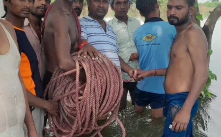 तेजी से बढ़ रहा बाढ़ का पानी, मंदिर और शवदाहगृह घिरे, फसलें डूबीं