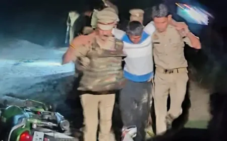 पुलिस में मुठभेड़ के बाद बदमाश गिरफ्तार, जवाबी फायरिंग में पैर में लगी गोली