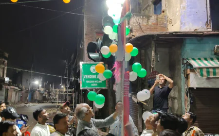 मिडनाइट फ्लैग होस्टिंग: आगरा के घटिया आजम खां चौराहा से शुरू हुई अनूठी परंपरा अब बेंगलुरु तक पहुँची