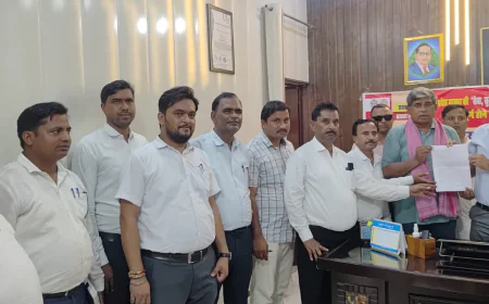 Kasganj news समाजवादी पार्टी के प्रतिनिधि मंडल ने एसडीएम पटियाली प्रदीप कुमार विमल को वोट चोरी के खिलाफ सौंपा ज्ञापन