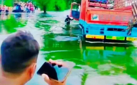 डीसीएम गाडी से ससुराल जा रहा परिवार बाढ में फसा ग्रामीणों ने कडी मशक्त कर बचाया