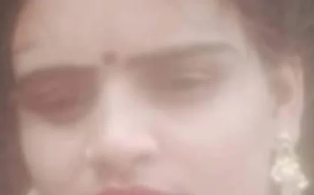 बाइक गड्ढे में गिरने से भाई के साथ आ रही बहन की मौत