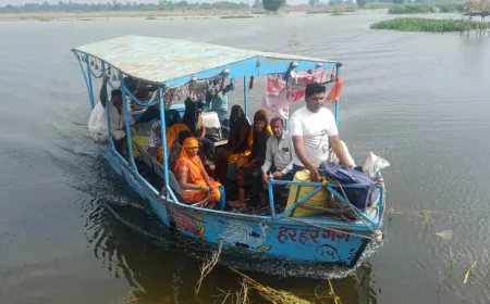 बाढ में घिरे गांव से गर्भवती महिला को वोट लाया गया अस्पताल