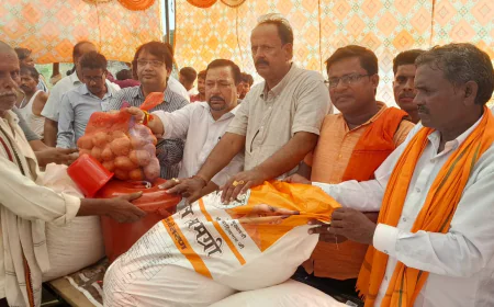 सांसद ने ट्रैक्टर पर बैठकर बाढ़ के हालात देखे, राहत सामग्री की वितरित