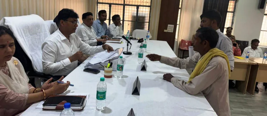 सार्वजनिक भूमि पर कब्जा करने वालों के विरूद्ध भू-माफिया की सुसंगत धाराओं में की जाये कार्यवाही- जिलाधिकारी