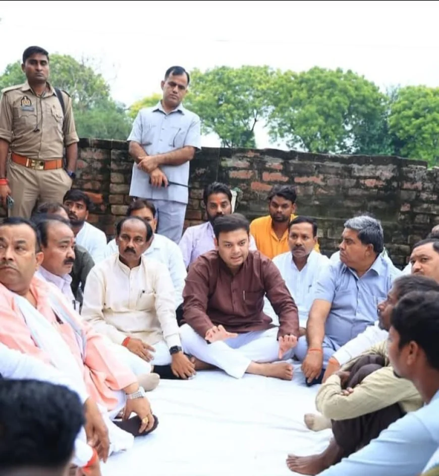 ग्राम चंद्रभानपुर पहुंचे बेसिक शिक्षा मंत्री, मृतक सत्यवीर के परिजनों से मुलाकात कर दिलाया न्याय का भरोसा