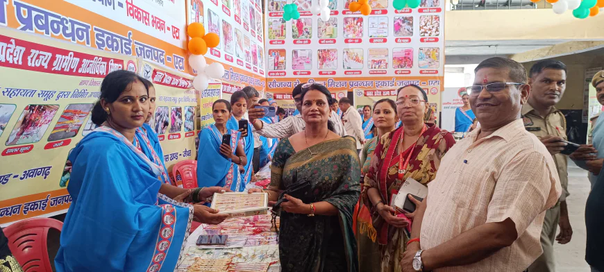 विकास भवन में लगी स्वयं सहायता समूह की महिलाओं की प्रदर्शनी, मुख्य विकास अधिकारी ने की खरीदारी की अपील