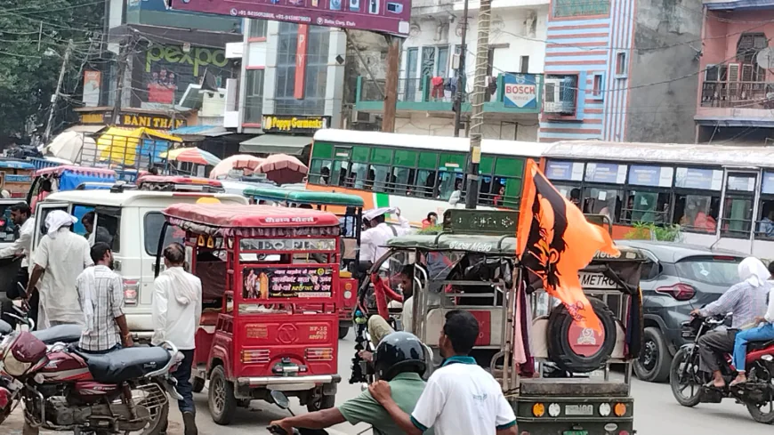 त्योहारों में एटा (ETAH) की ट्रैफिक व्यवस्था बेहाल, एम्बुलेंस तक फंसीं