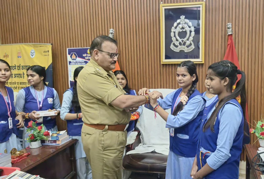 रक्षाबंधन पर छात्राओं ने पुलिस अधिकारियों को बांधी राखी, मिली शुभकामनाएं और उपहार