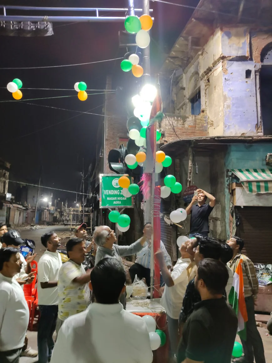 मिडनाइट फ्लैग होस्टिंग: आगरा के घटिया आजम खां चौराहा से शुरू हुई अनूठी परंपरा अब बेंगलुरु तक पहुँची