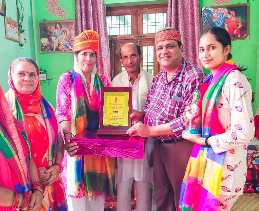 आसफपुर खरखड़ी की कुसुम चौहान हुई नीरा अमृत सम्मान से सम्मानित