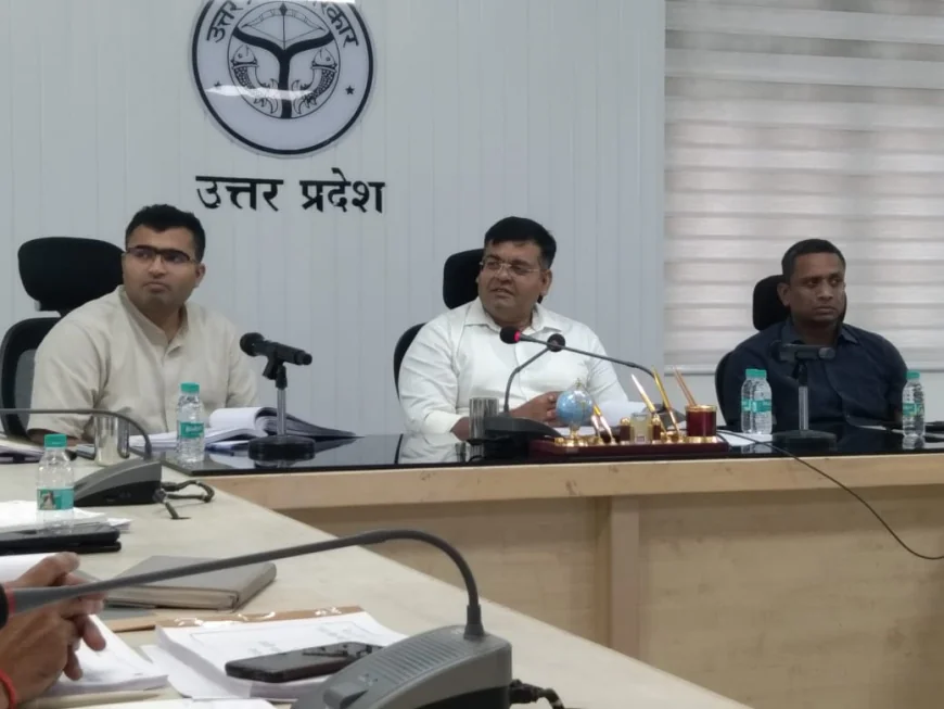 50 लाख से अधिक लागत की परियोजनाओं की समीक्षा, डीएम ने लगाई फटकार