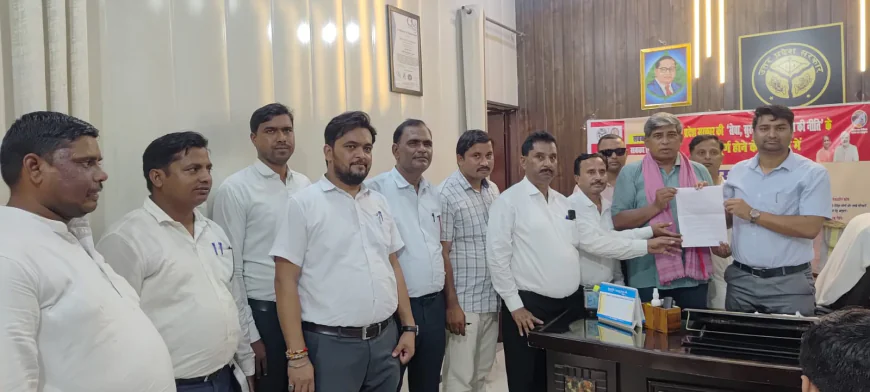 Kasganj news समाजवादी पार्टी के प्रतिनिधि मंडल ने एसडीएम पटियाली प्रदीप कुमार विमल को वोट चोरी के खिलाफ सौंपा ज्ञापन
