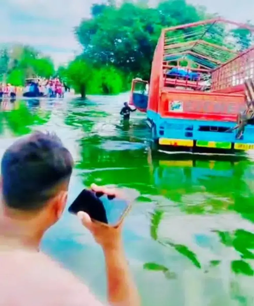 डीसीएम गाडी से ससुराल जा रहा परिवार बाढ में फसा ग्रामीणों ने कडी मशक्त कर बचाया