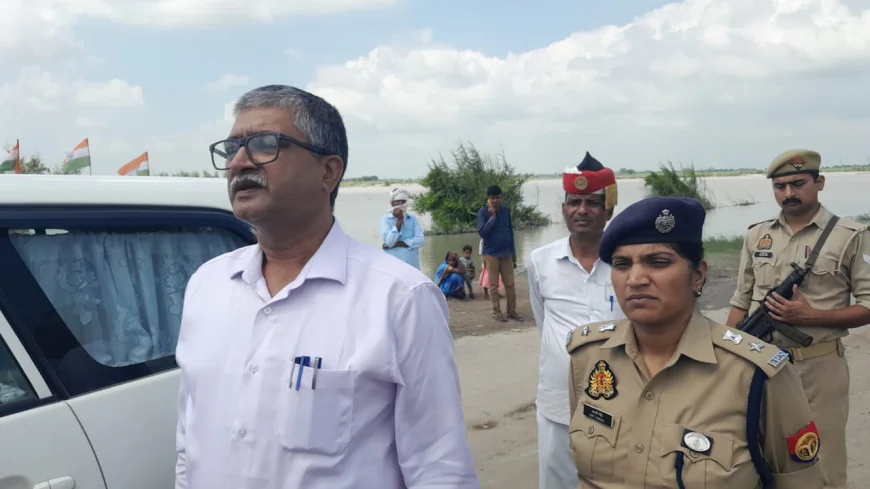 जिलाधिकारी एवं पुलिस अधीक्षक ने बाढ़ पीड़ित क्षेत्र का किया निरीक्षण, दिए निर्देश
