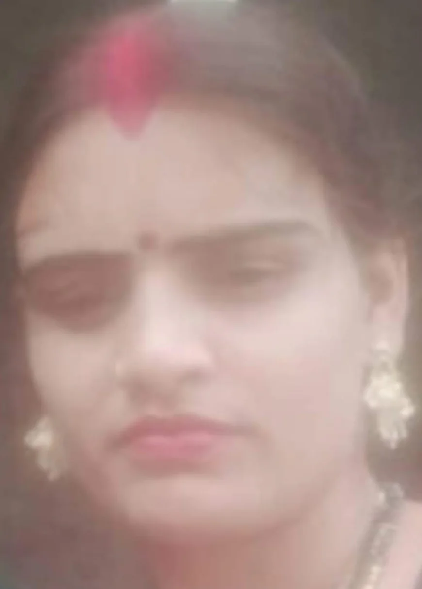 बाइक गड्ढे में गिरने से भाई के साथ आ रही बहन की मौत