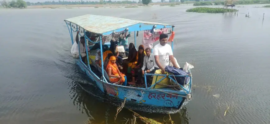 बाढ में घिरे गांव से गर्भवती महिला को वोट लाया गया अस्पताल