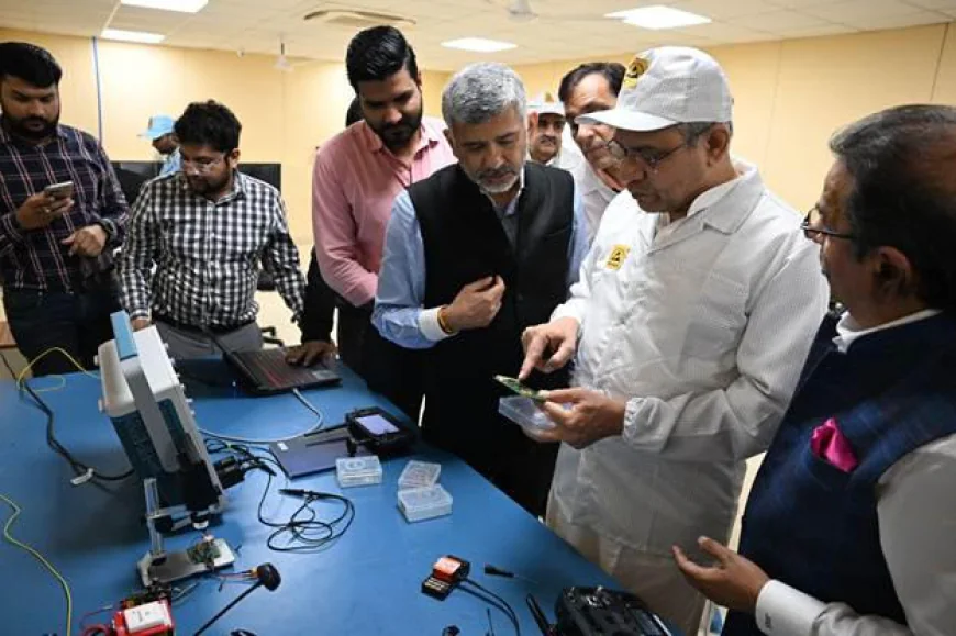 केन्द्रीय रेल, सूचना और प्रसारण तथा  इलेक्ट्रॉनिक्स एवं आईटी मंत्री अश्विनी वैष्णव ने उत्तर प्रदेश के नोएडा में देश के पहले टेम्पर्ड ग्लास विनिर्माण संयंत्र का किया उद्घाटन