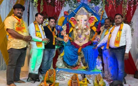 शिवाला भवन में गणेश कमेटी अध्यक्ष मोहित कौशल और अनुराग कौशल कल्लू कौशल शरद कौशल ब अन्य कमेटी के भक्त जनों द्वारा भगवान गणेश की स्थापना की गई थी