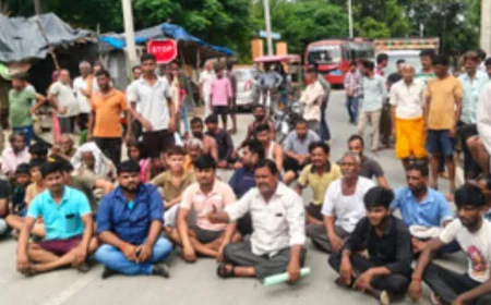 Mainpuri News : मंदिर की दीवार तोड़ने से भड़का ग्रामीणों का गुस्सा, मैनपुरी-औंछा मार्ग पर लगाया जाम