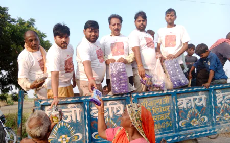 श्री कोतवालेश्वर हनुमान जी सेवा ट्रस्ट द्वारा कायमगंज क्षेत्र के गंगा जी किनारे बसे बाढ़ पीड़ित राहत सामग्री बाटी