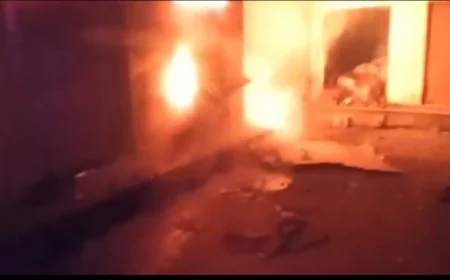 Etah News : PVC पाइप गोदाम में लगी आग से फटा पटाखों का भंडार, बाल-बाल बचे सैकड़ों लोग!