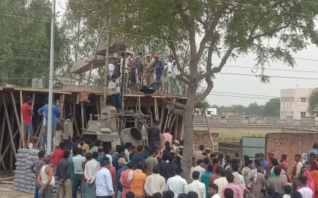 निर्माणाधीन मकान की छत की तराई करते समय करंट लगने से युवक की मौत