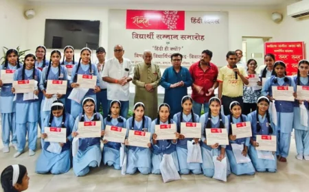 हिन्दी दिवस के उपलक्ष्य में शब्दम् संस्था ने हर वर्ष की तरह इस वर्ष भी हिन्दी विषय में उत्कृष्ट अंक प्राप्त करने वाले छात्र-छात्राओं को सम्मानित किया।