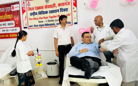 कासगंज रक्तदान शिविर का आयोजन किया गया, जिसमें जिलाधिकारी प्रणय सिंहएवं मुख्य चिकित्साधिकारी,डा० राजीव अग्रवाल द्वारा ब्लड डोनेट किया गया।