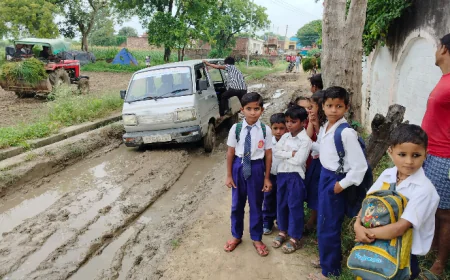 दलदल में धँसा ‘विकास’  पिथनपुर में बच्चे स्कूल जाने से पहले गिरते हैं, संभलते हैं, और फिर चलते हैं…