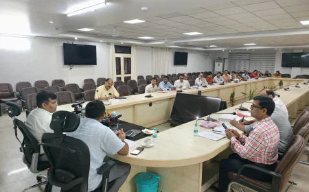 बरसात के उपरांत गड्ढ़ा मुक्त सड़कों के लिए डीएम ने विभागों संग की बैठक