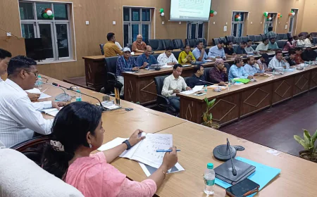 जिलाधिकारी ने स्वास्थ्य अधिकारियों को दिए कड़े निर्देश:  पात्र को मिले सरकारी योजनाओं का लाभ