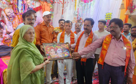 Farrukhabad News : फूलमती मंदिर में चल रहे दुर्गा महोत्सव में आरती करने का  सौभाग्य प्राप्त हुआ