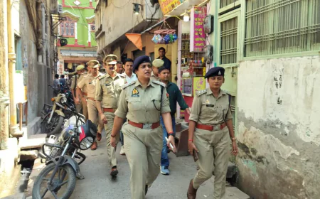 Kasganj news पुलिस अधीक्षक कासगंज द्वारा थाना गंजडुंडवारा में कानून एवंं शान्ति व्यवस्था को सुदृण बनाने हेतु पुलिस बल के साथ किया गया पैदल गश्त