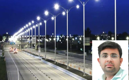 सड़क पर कफ़न बुनती सफ़ेद लाइट