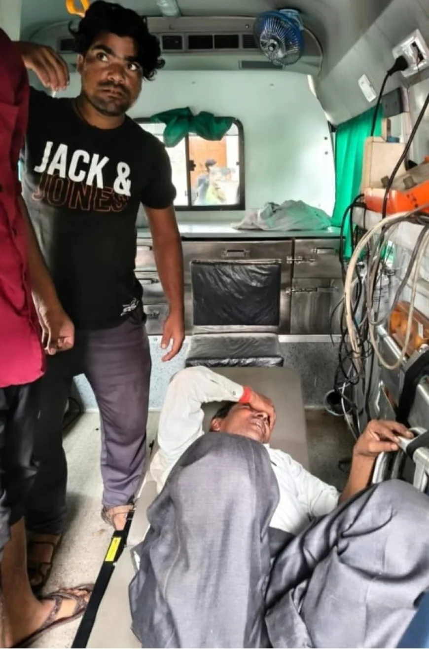 लड़ते हुए सांडो ने बाइक सबार अधेड पर बोला हमला, किया गंभीर घायल